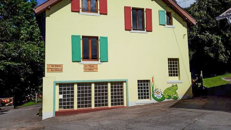 maison avec des pannneaux indiquant des directions vers des résidences