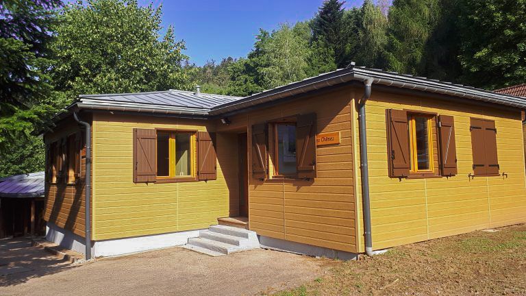 Un chalet en bois nommé Les Chênes