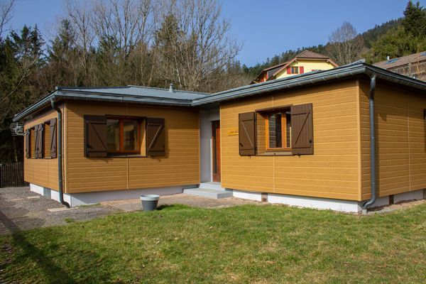 Un chalet en bois nommé Les Mélèzes