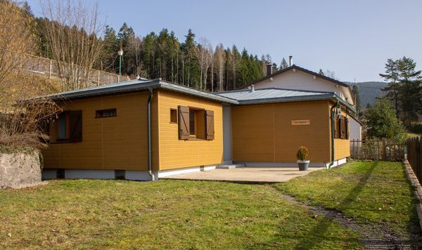 Un chalet en bois nommé Les Sapins