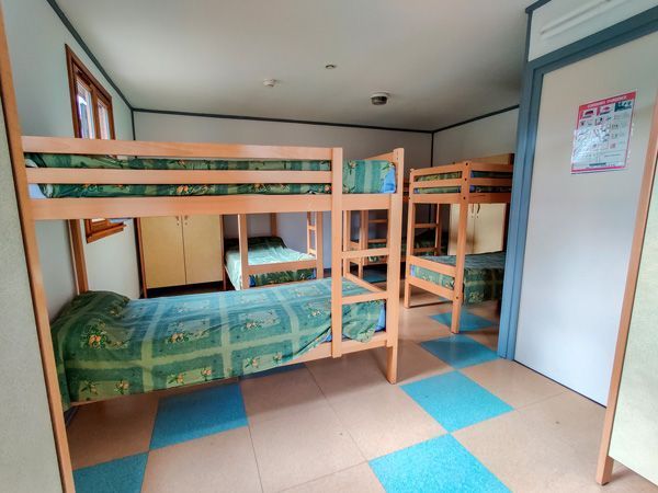 Une chambre avec deux lits superposés